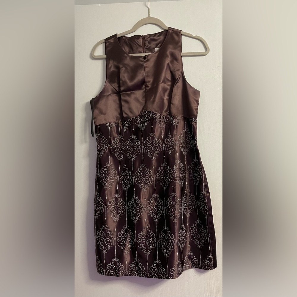 Worn once at an event. Embroidered. It’s that little blk dress but in Burgundy.